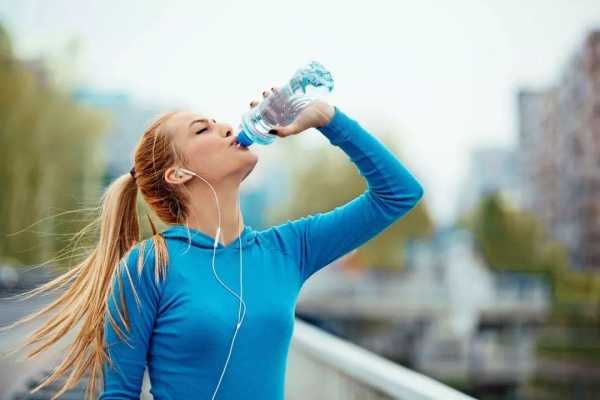 运动过程中可以喝水吗（一边运动一边喝水能减肥吗）-图3