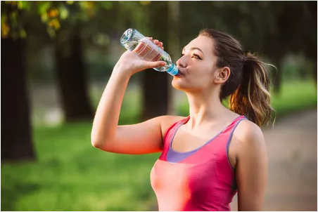 运动过程中可以喝水吗（一边运动一边喝水能减肥吗）-图1
