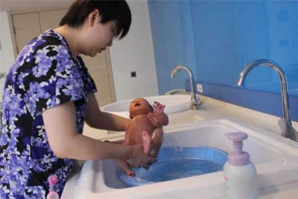婴儿洗澡的过程视频（婴儿洗澡实操）-图1