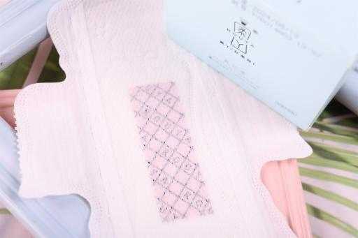 初中女孩穿卫生巾过程（中学生卫生巾怎么穿）-图1