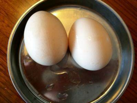 鸡蛋煮熟变化过程（鸡蛋煮熟的过程中发生了是什么变化）-图1