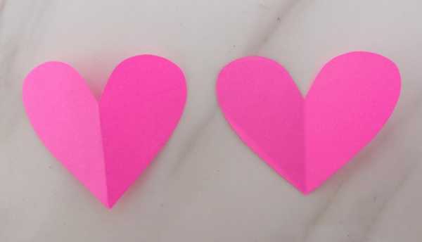 对称爱心剪纸过程（爱心对称轴怎么剪）-图2
