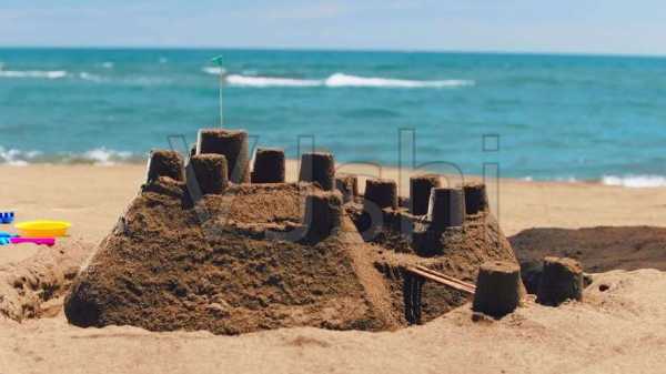 沙子堆城堡过程（用沙子堆城堡的时候,沙子呈现什么状态更容易成型?）-图1