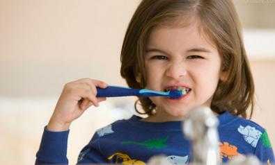 帮助孩子刷牙的过程（怎样给孩子刷牙视频）-图3