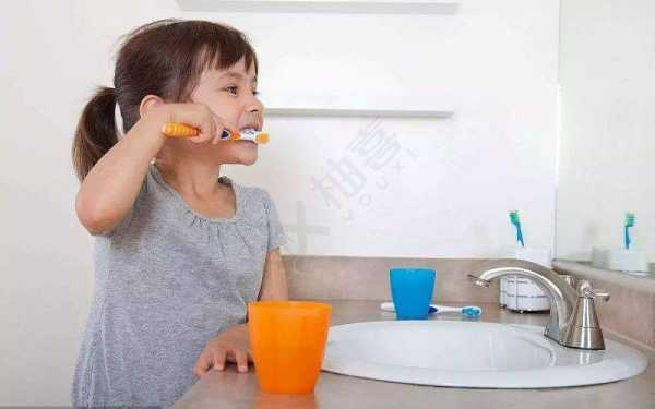 帮助孩子刷牙的过程（怎样给孩子刷牙视频）-图2