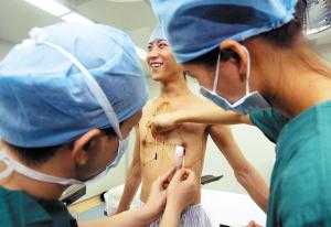 男人隆胸手术过程（男的隆胸手术）-图1