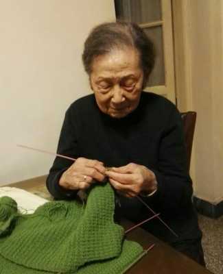 奶奶织毛衣过程细节（奶奶怎么织毛衣）-图1